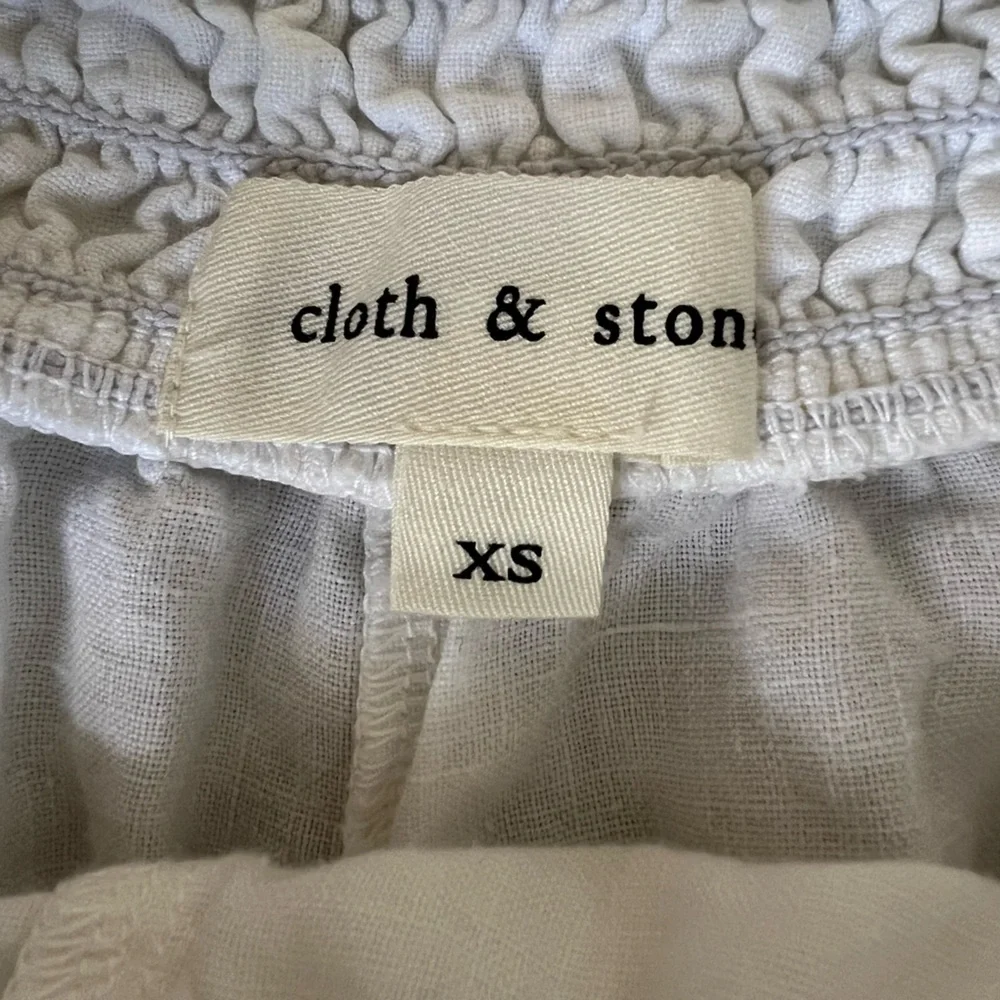 Cloth and Stone Women’s White 100% Linen Pull On Smocked Waist Shorts. Size XS